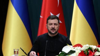 الرئيس الأوكراني فولوديمير زيلينسكي خلال مؤتمر صحفي مشترك مع الرئيس التركي طيب أردوغان في أنقرة، تركيا، 18 فبراير/شباط 2025. رويترز