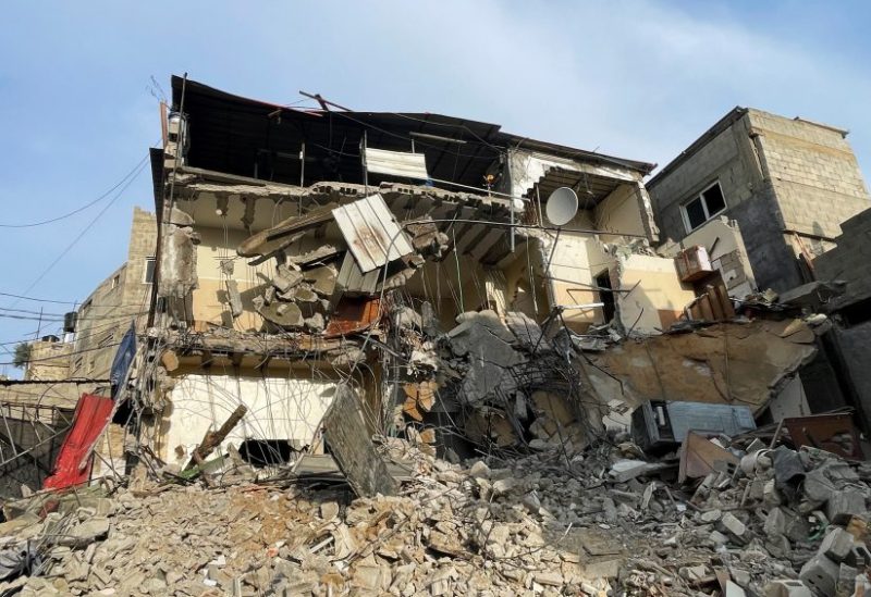 الأضرار التي لحقت بمنزل أحد الفلسطينيين في مخيم طولكرم للاجئين بعد العدوان الإسرائيلي. رويترز