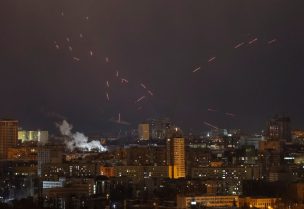 جنود أوكرانيون يتصدون للطائرات المسيرة الروسية، في كييف، أوكرانيا، 21 فبراير/شباط 2025. رويترز