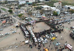 أشخاص ومقاتلون فلسطينيون من حركة حماس يتجمعون عند إطلاق سراح أسيرين من قبل مقاتلي حماس الفلسطينية في رفح جنوب قطاع غزة، 22 فبراير/شباط 2025. رويترز