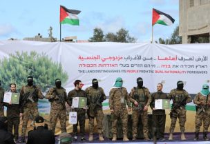حركة حماس تفرج عن الرهائن المحتجزين في غزة، عومر شيم توف وإيليا كوهين وعومر فينكرت في النصيرات، وسط قطاع غزة، 22 فبراير/شباط 2025. رويترز