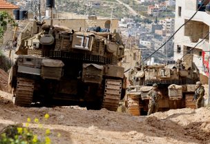 جنود إسرائيليون يشاركون في عملية في جنين، في الضفة الغربية، 24 فبراير/شباط 2025. رويترز
