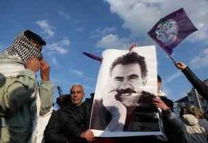 أشخاص يحملون صورة للزعيم الكردي المسجون عبد الله أوجلان. رويترز