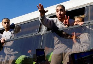 أسرى فلسطينيون محررون بعد إطلاق سراحهم من سجن إسرائيلي كجزء من صفقة تبادل رهائن وأسرى واتفاق وقف إطلاق النار في غزة بين حماس وإسرائيل، في خان يونس جنوب قطاع غزة، 27 فبراير/شباط 2025. رويترز