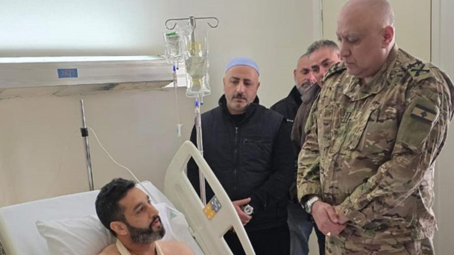  قائد الجيش بالإنابة اللواء الركن حسان عوده، في مستشفى "أوتيل ديو"، الرائد سيزار محمود