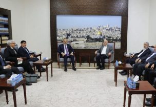 وفد من حماس مع وزير الخارجية التركي هاكان فيدان في الدوحة
