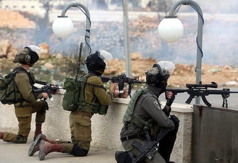 الجيش الإسرائيلي يطلق النار تجاه الفلسطينيين