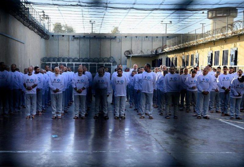 إجبار الأسرى الفلسطينيين على ارتداء قمصان مكتوب عليها "لن ننسى ولن نغفر"