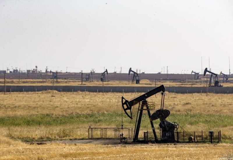 آليات لاستخراج النفط في أحد حقول النفط في سوريا