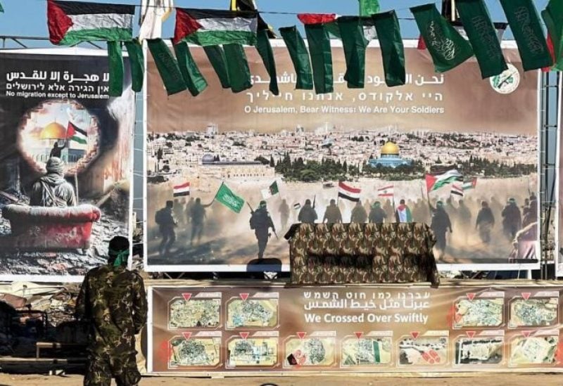 لافتة على منصة الإفراج عن الأسرى الإسرائيليين جنوب قطاع غزة: "لا هجرة إلا للقدس"