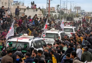 فريق الصليب الأحمر في طريقه لتسلم محتجزين إسرائيليين أفرجت عنهم حركة حماس ضمن المرحلة الأولى من اتفاق غزة (رويترز)