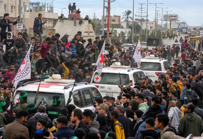 فريق الصليب الأحمر في طريقه لتسلم محتجزين إسرائيليين أفرجت عنهم حركة حماس ضمن المرحلة الأولى من اتفاق غزة (رويترز)