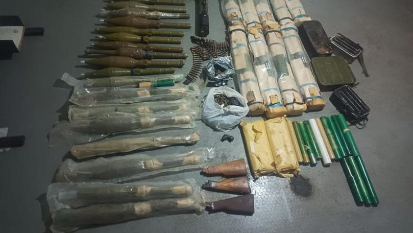 بالصور.. ضبط أسلحة وقذائف مع مطلوبين على الحدود