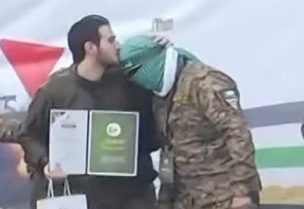 جندي اسرائيلي يقبل رأس عنصر من كتائب القسام