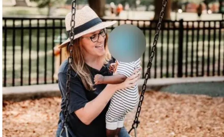 كريستينا موراي مع الطفل الذي أنجبته واضطرت للتخلي عنه 