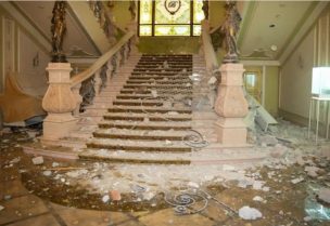تناثر حطام على درج فندق بريستول إثر هجوم روسي استهدف مدينة أوديسا الأوكرانية يوم 31 يناير كانون الثاني 2025- رويترز