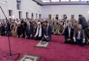 الرئيس الشرع أثناء صلاة العيد لأول مرة في قصر الشعب في دمشق