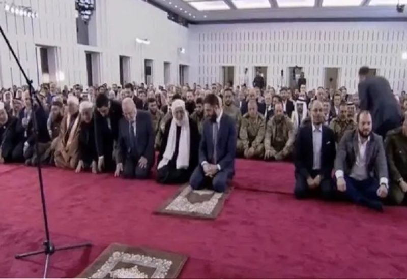 الرئيس الشرع أثناء صلاة العيد لأول مرة في قصر الشعب في دمشق