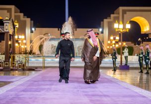 ولي العهد السعودي الأمير محمد بن سلمان والرئيس الأوكراني فولوديمير زيلينسكي - رويترز