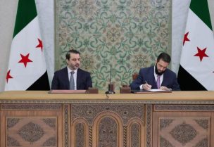 الرئيس السوري أحمد الشرع ووزير الخارجية أسعد الشيباني خلال توقيع الإعلان الدستوري - سانا