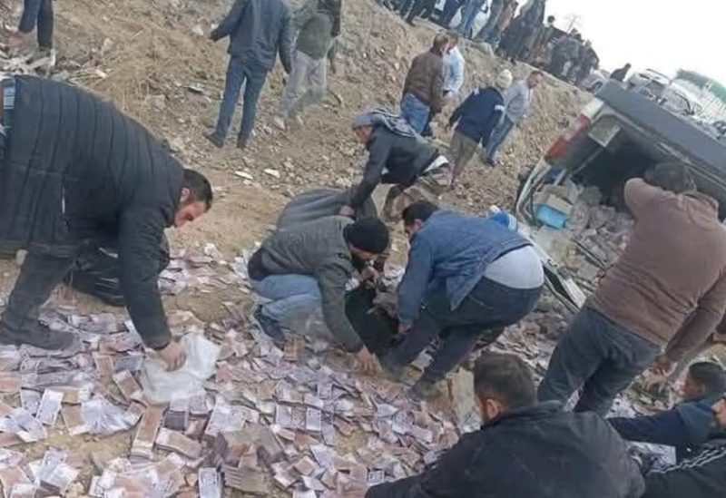 ‏حادث مروري لسيارة تتبع للبنك المركزي السوري أدى لتطاير ملايين الليرات السورية في منطقة الحادث والذي حدث على اوتستراد حمص دمشق