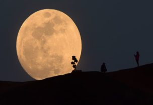 القمر الدموي