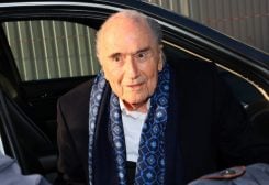 رئيس الاتحاد الدولي لكرة القدم السابق سيب بلاتر يصل إلى المحكمة للنظر في الاستئناف الذي قدمه في تهم الفساد. رويترز