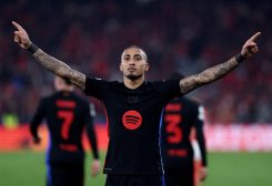 رافينيا لاعب نادي برشلونة يحتفل بتسجيله الهدف الوحيد أمام بنفيكا. رويترز