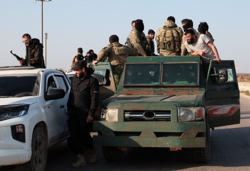 أفراد من الجيش السوري يتجمعون أثناء توجههم نحو اللاذقية للانضمام إلى القتال ضد المقاتلين الموالين للرئيس السوري المخلوع بشار الأسد. رويترز