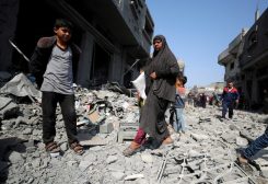 فلسطينيون يتفقدون موقع غارة إسرائيلية على مبنى سكني في جباليا. رويترز
