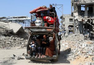 فلسطينيون يتجهون للفرار من منازلهم في شمال قطاع غزة. رويترز