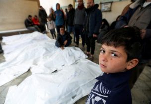 فلسطينيون يشيعون أحباءهم الذين استشهدوا في الغارات الإسرائيلية في خان يونس. رويترز