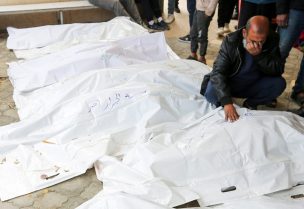 فلسطينيون يشيعون أحباءهم الذين استشهدوا في الغارات الإسرائيلية في خان يونس. رويترز