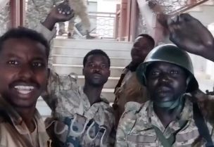 أفراد الجيش السوداني يصورون أنفسهم داخل القصر الرئاسي في الخرطوم