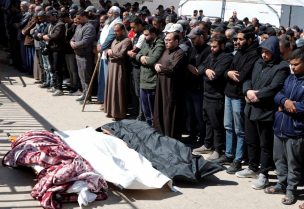 تشييع جثمان القيادي السياسي في حركة حماس صلاح البردويل وزوجته في خان يونس جنوب قطاع غزة. رويترز