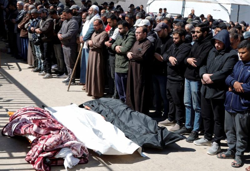 تشييع جثمان القيادي السياسي في حركة حماس صلاح البردويل وزوجته في خان يونس جنوب قطاع غزة. رويترز