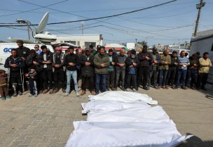 فلسطينيون يندبون أحباءهم الذين استشهدوا في الغارات الإسرائيلية في دير البلح وسط قطاع غزة. رويترز