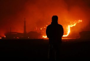 أحد السكان ينظر إلى حريق هائل يدمر المنطقة في أندونغ، كوريا الجنوبية، 25 مارس/آذار 2025. رويترز