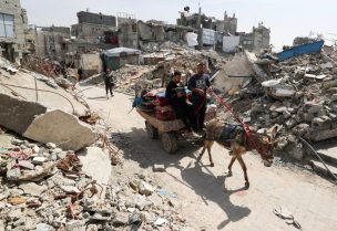 فلسطينيون يفرون من منازلهم، بعد أن أصدر الجيش الإسرائيلي أوامر بإخلائها، في جباليا في قطاع غزة. رويترز