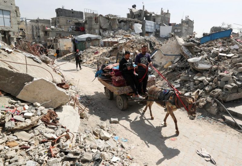 فلسطينيون يفرون من منازلهم، بعد أن أصدر الجيش الإسرائيلي أوامر بإخلائها، في جباليا في قطاع غزة. رويترز