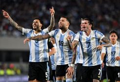 الفريق الأرجنتيني يحتفل بعد فوزه على البرازيل. رويترز