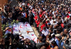 فلسطينيون يشيعون المسعفين، الذين تعرضوا للقصف الإسرائيلي أثناء مهمة إنقاذ، بعد انتشال جثثهم، بحسب الهلال الأحمر، في مستشفى ناصر في خان يونس جنوب قطاع غزة في 31 مارس/آذار 2025. رويترز