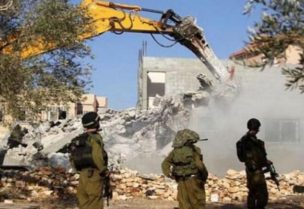 جرافات الاحتلال تهدم بناء في مدينة القدس