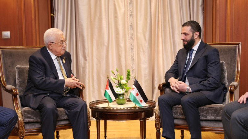 الرئيس السوري أحمد الشرع يلتقي برئيس السلطة الفلسطينية محمود عباس على هامش القمة العربية غير العادية "قمة فلسطين"