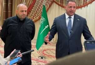 أندريه يرماك (يمين) خلال تواجده في جدة في 11 مارس الحالي للمشاركة في الجولة الأولى من المحادثات مع الأميركيين