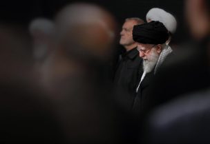 المرشد الإيراني خامنئي والرئيس الإيراني مسعود بزشكيان