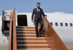 وصول رئيس الجمهورية العربية السورية أحمد الشرع والوفد المرافق له إلى مطار البطين في دولة الإمارات