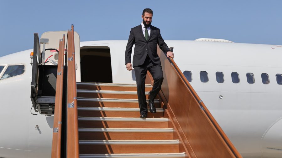 وصول رئيس الجمهورية العربية السورية أحمد الشرع والوفد المرافق له إلى مطار البطين في دولة الإمارات