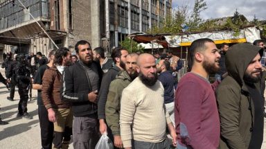 عدد من الأسرى المفرج عنهم في مدينة حلب ضمن الدفعة الأولى (وكالة الأنباء السورية)