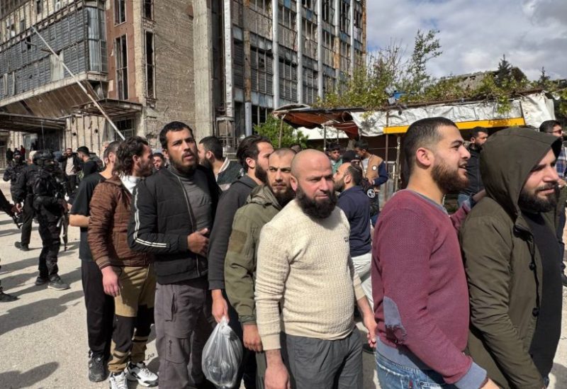 عدد من الأسرى المفرج عنهم في مدينة حلب ضمن الدفعة الأولى (وكالة الأنباء السورية)